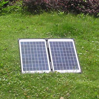 Agora-Tec® AT-20W-BL Beleuchtete Solar Teichpumpe 20 Watt mit Akku und 6 Fach LED Ring, Hmax.: 1350l/h Fontainenhöhe: 2,50m für Gartenteich oder Springbrunnen