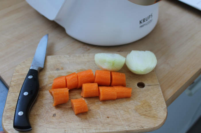 Zwiebeln und Karotten schneidet man grob vor