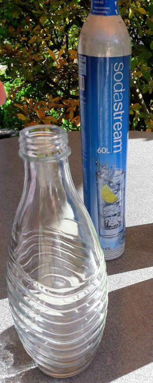 SodaStream Crystal 2.0 Wassersprudler CO2 Flasche und Glasflasche