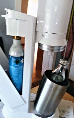 SodaStream Crystal 2.0 Wassersprudler CO2-Zylinder Flasche links
