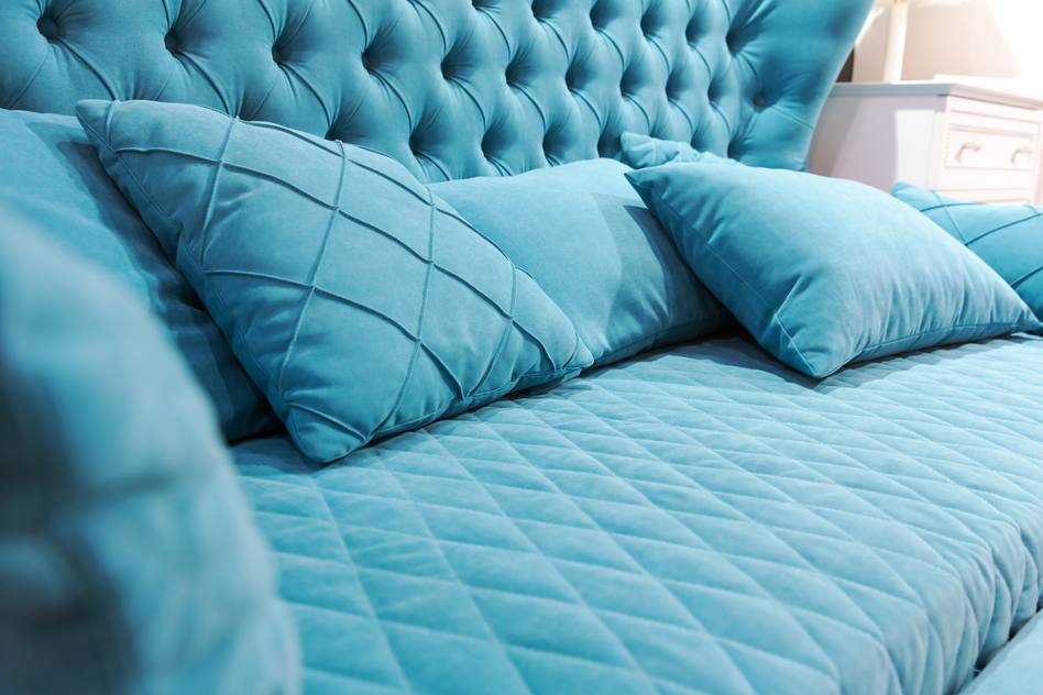 Blaues Sofa Türkis Knöpfe (Envato)