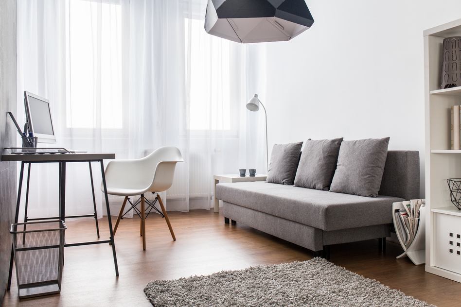 Kleines Wohnzimmer mit Sofa Bürotisch einrichten