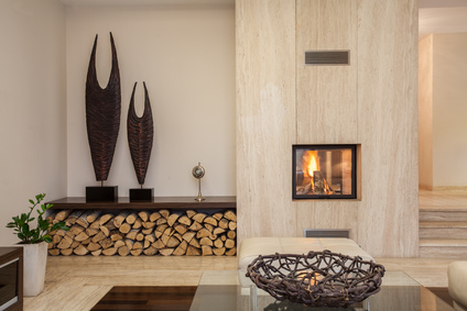 Moderne Wohnzimmer Idee mit Kamin: Stein und Holz als Dekoelemente Moderne Wohnzimmer Idee mit Kamin