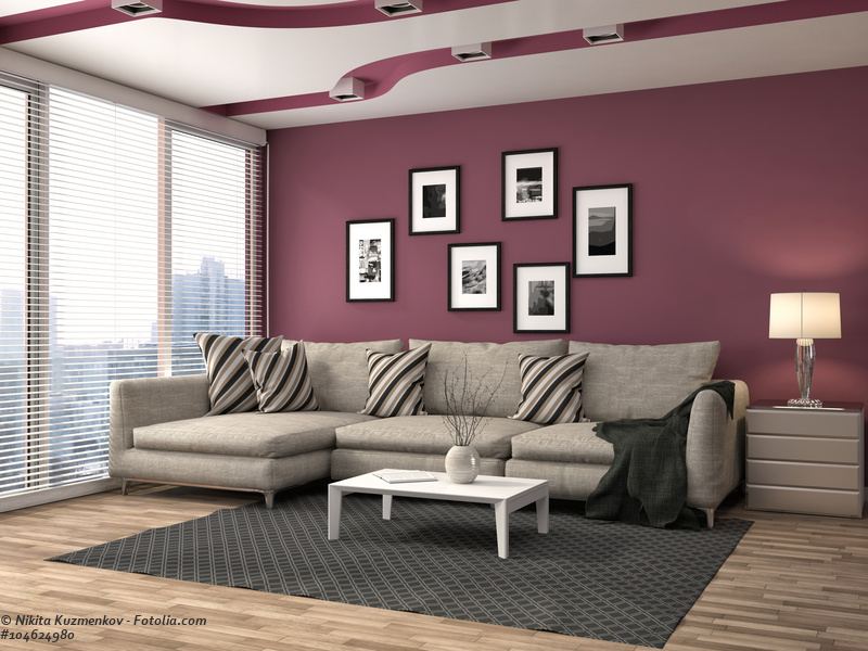 Graues Ecksofa und Lila Wand - Wohnzimmer Idee