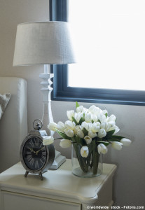 weiße Tischlampe im Landhausstil