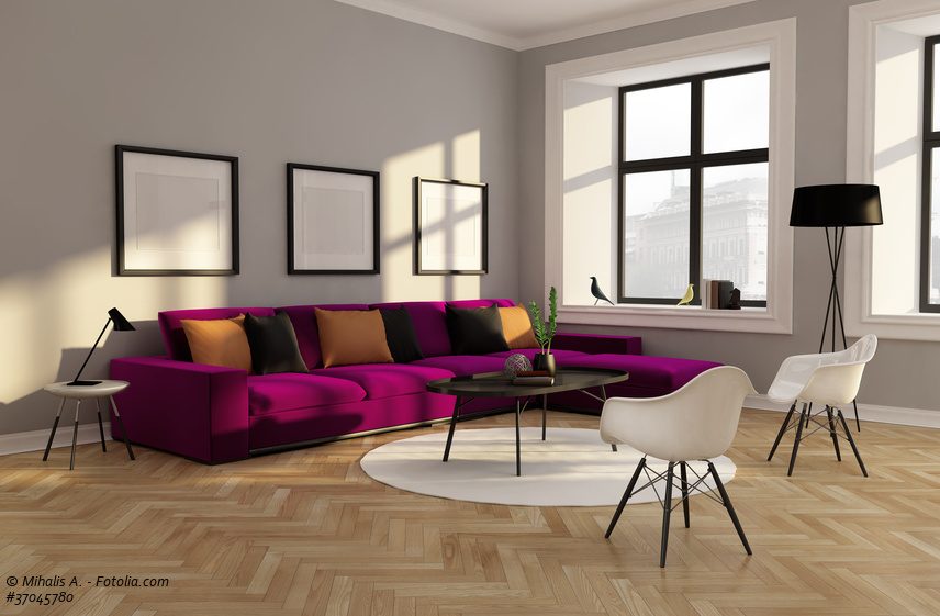 Lila Sofa mit bunten Kissen - frisches Design Wohnzimmer