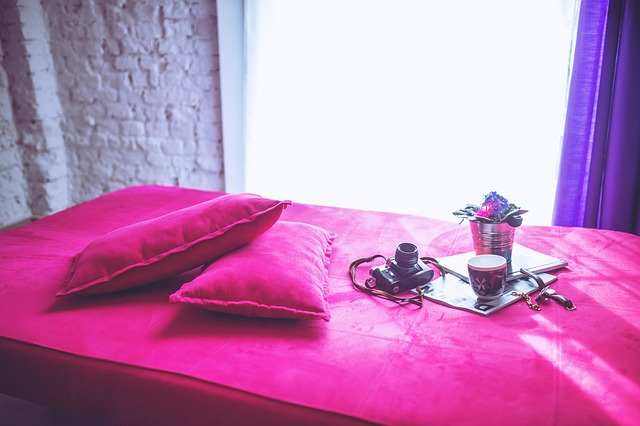 Loft Wohnung mit Sofa in Lila