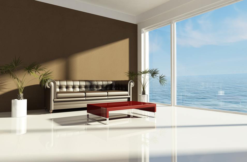 Sofa Braun - Wohnzimmer mit brauner Wand und mit Meeresblick (Envato)