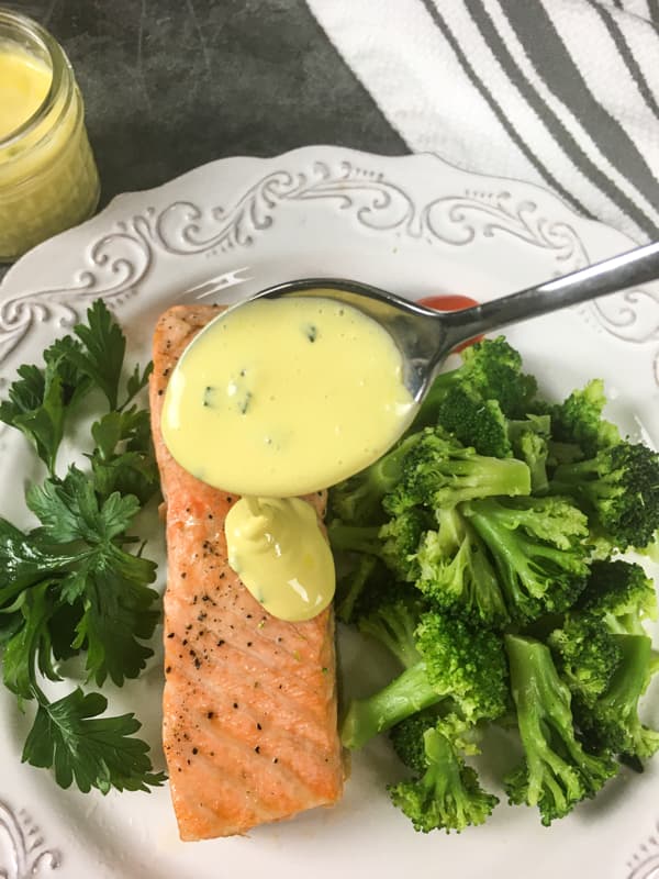 Keto Gebratener Lachs mit Sauce Hollandaise